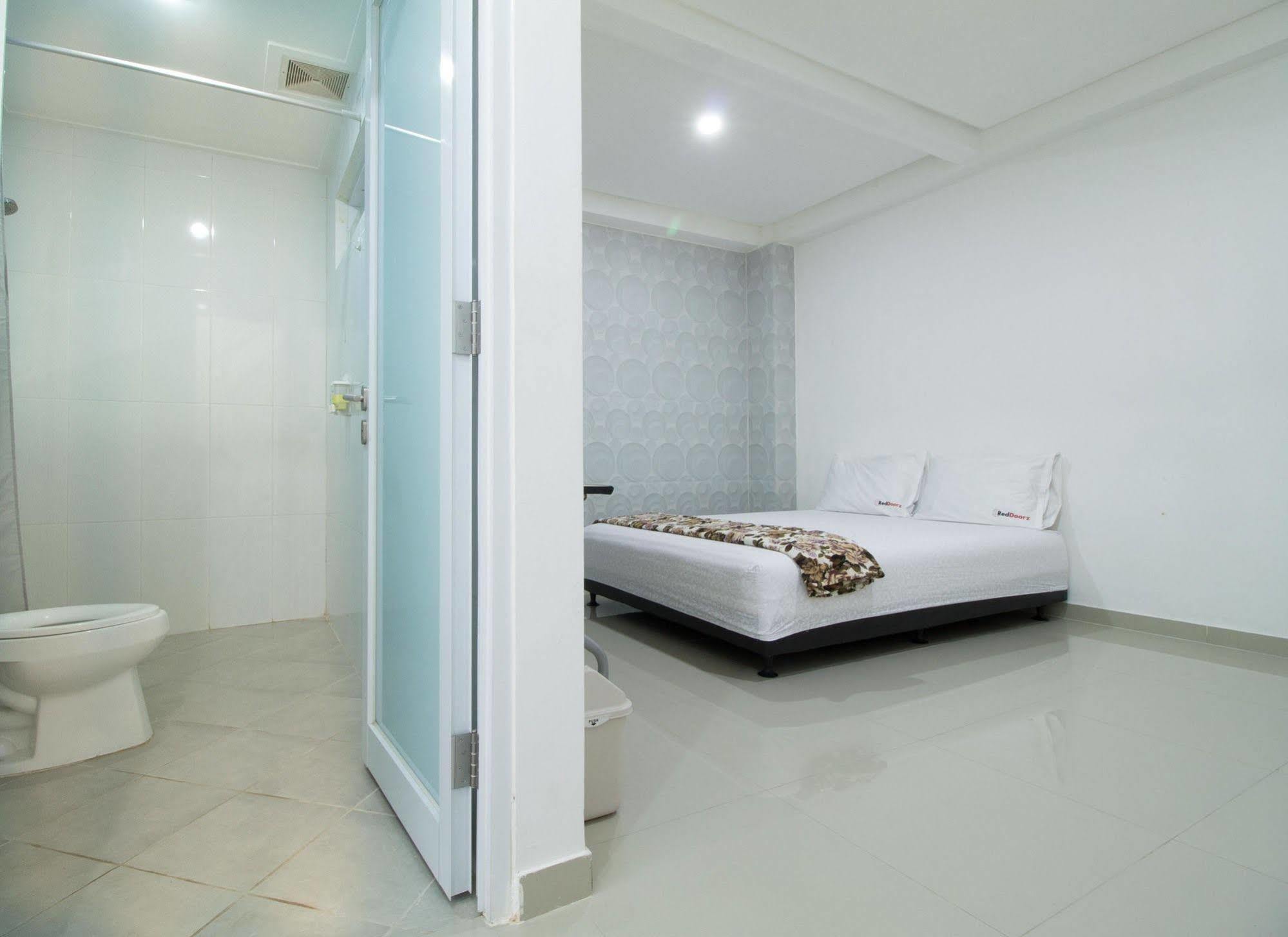 Reddoorz @ Pulomas Hotel Jakarta Bagian luar foto