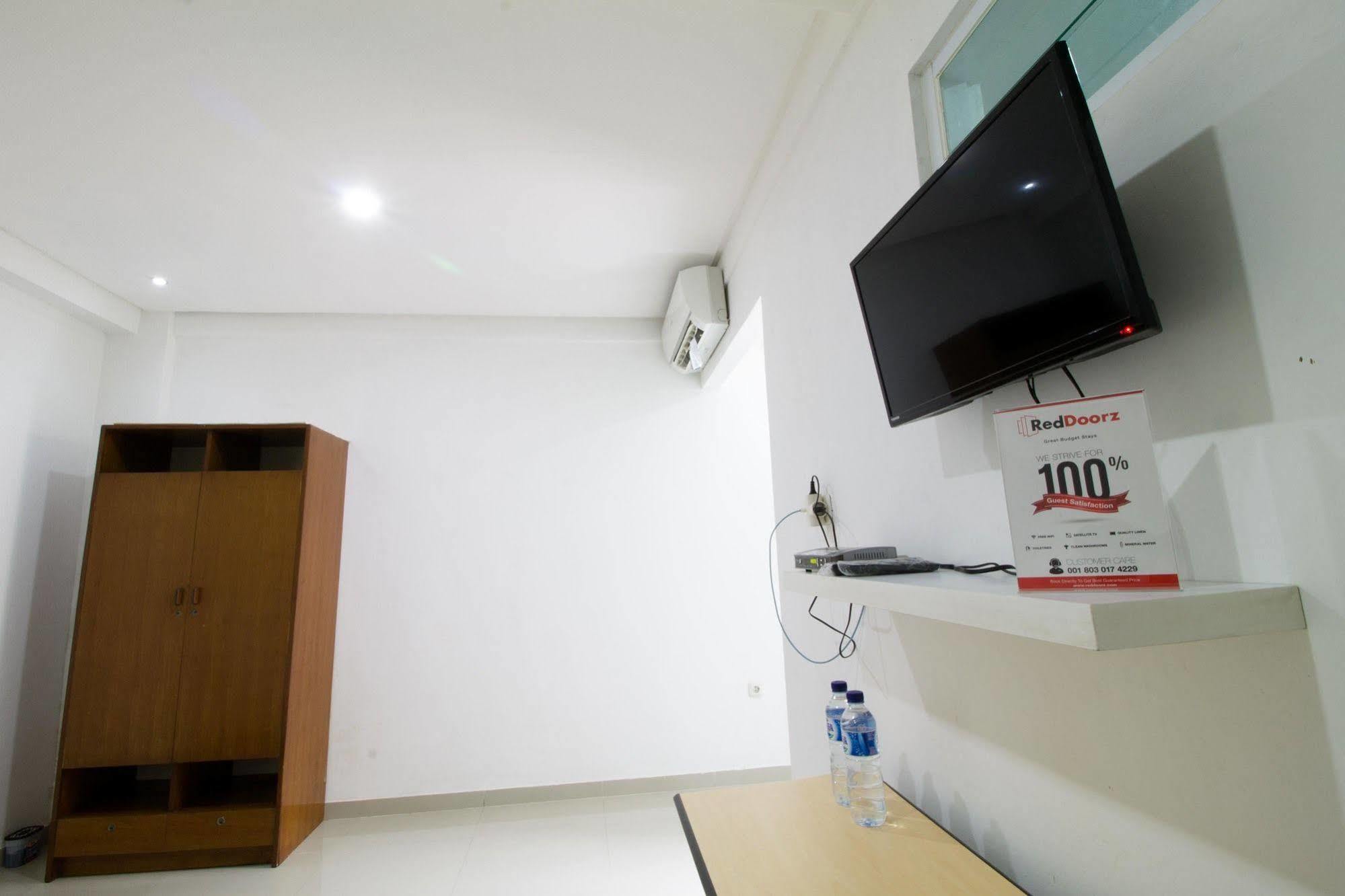 Reddoorz @ Pulomas Hotel Jakarta Bagian luar foto