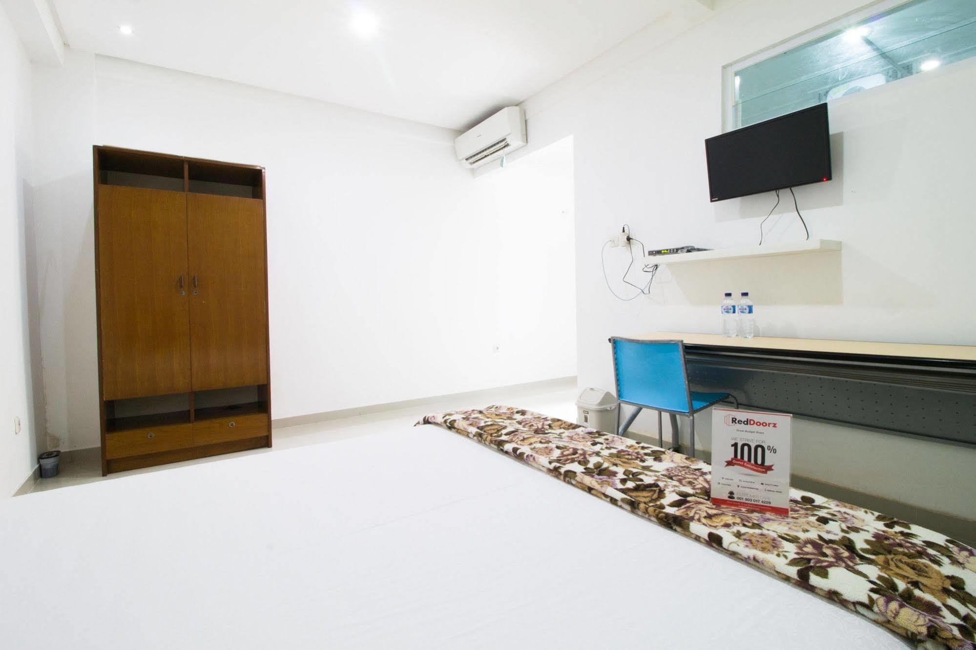Reddoorz @ Pulomas Hotel Jakarta Bagian luar foto