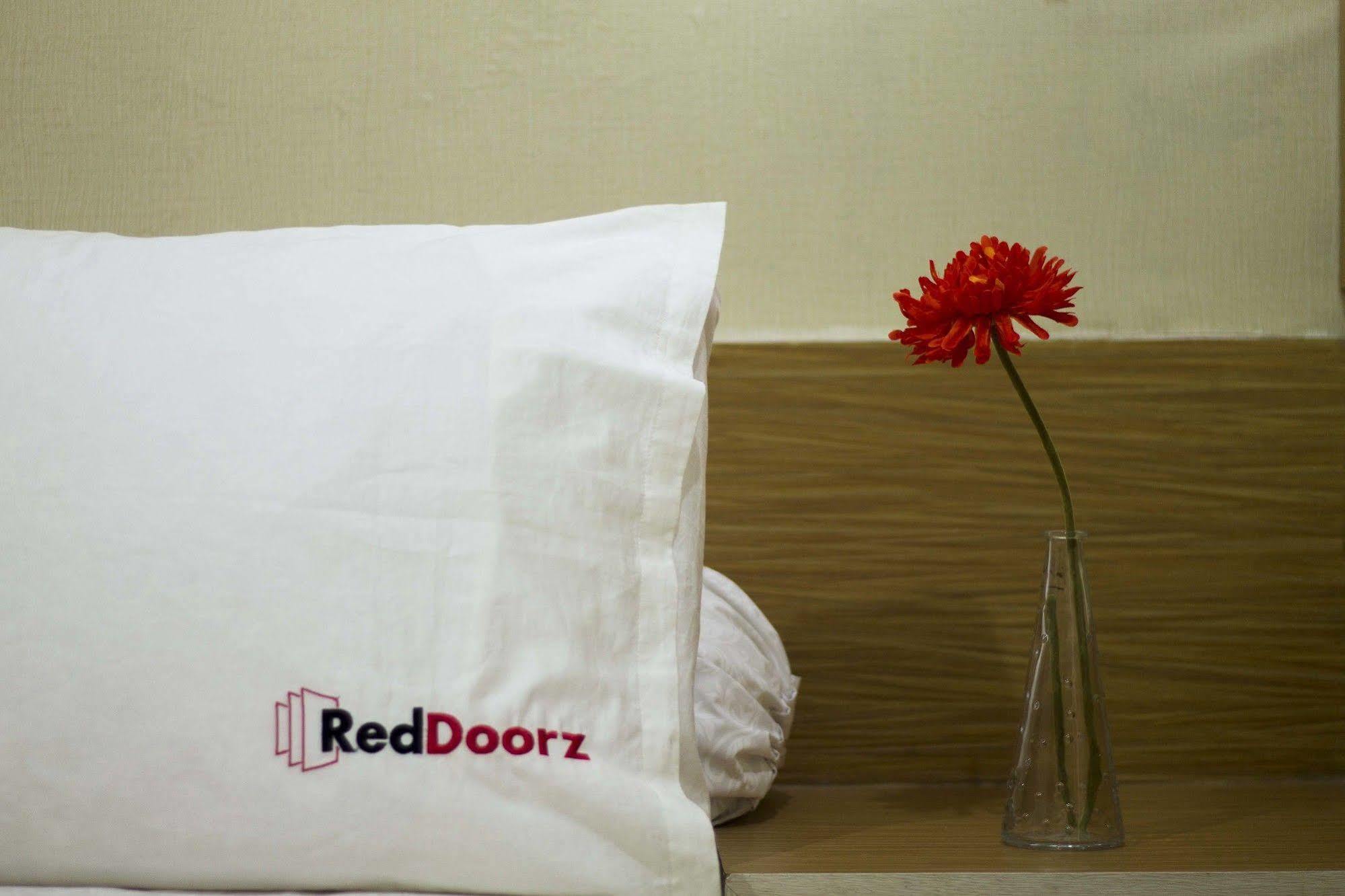 Reddoorz @ Pulomas Hotel Jakarta Bagian luar foto